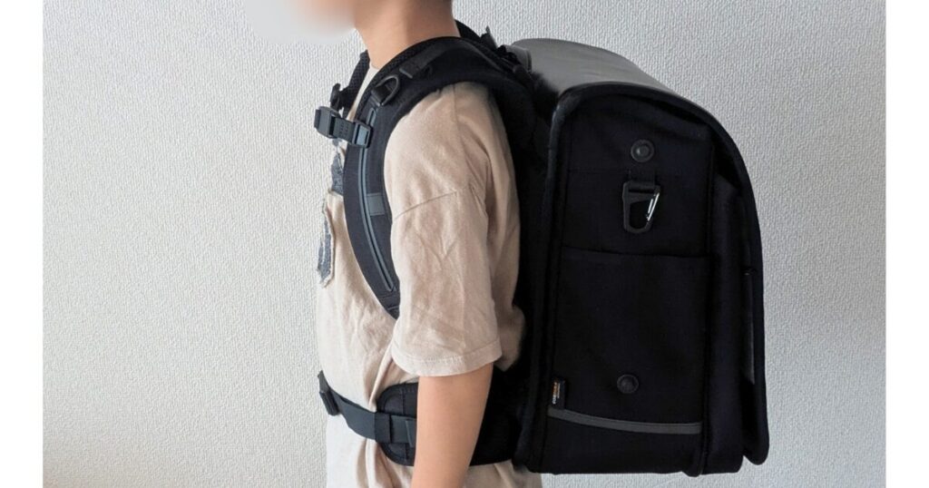 エルゴランセルを息子が背負っている横からの写真