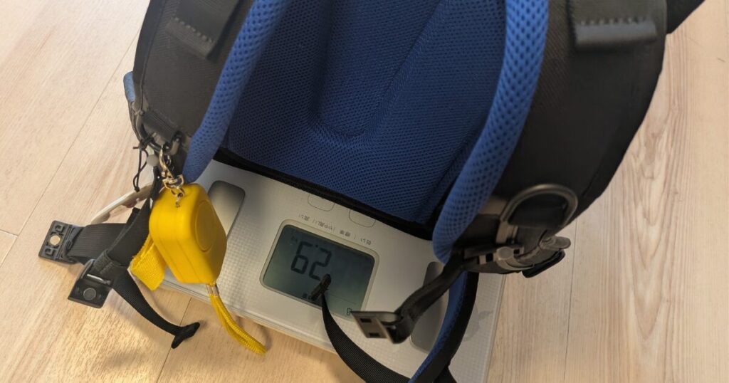 荷物の少ない火曜日に、ランドセルを体重計に乗せて総重量を量っている写真