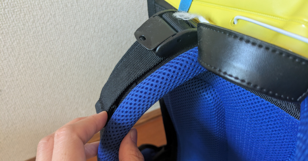 エルゴランセルの肩ベルトの厚みがわかる写真