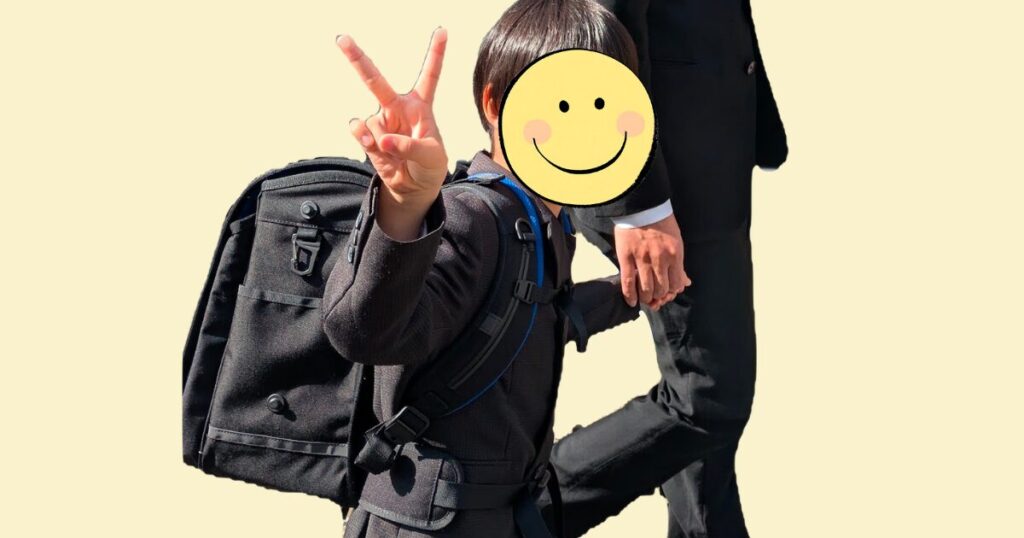 入学式当日、エルゴランセルを背負ってピースサインをする息子の写真