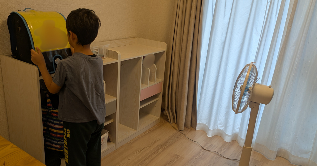 エルゴランセルをリビングに保管して扇風機の風を当てている写真