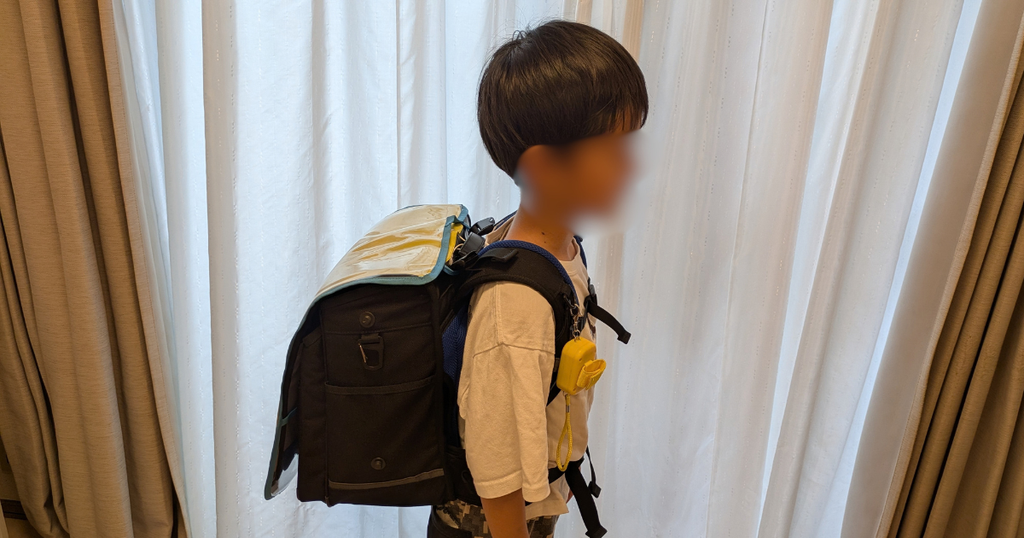 エルゴランセルを背負った小1の息子の写真