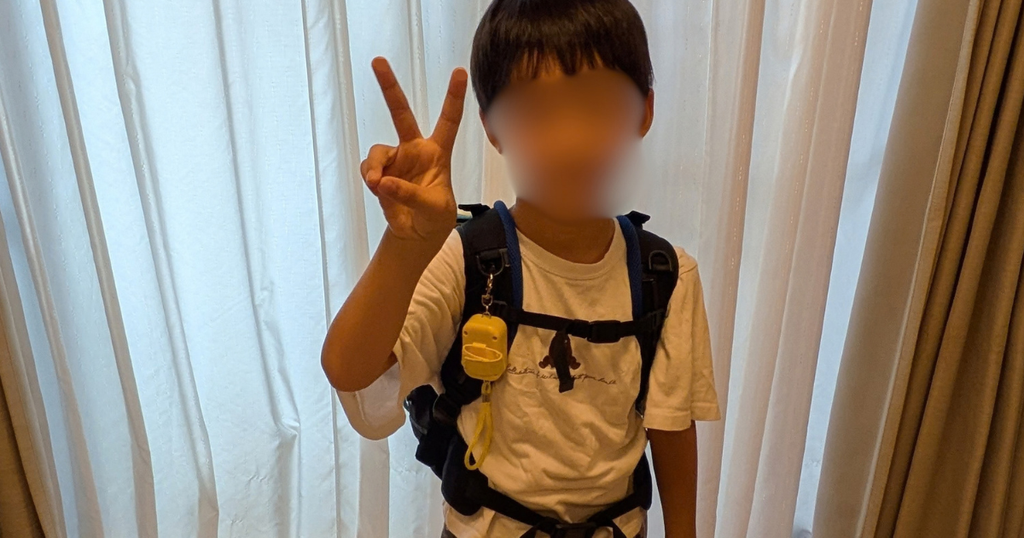 小1の息子がエルゴランセルを背負ってピースサインをしている写真