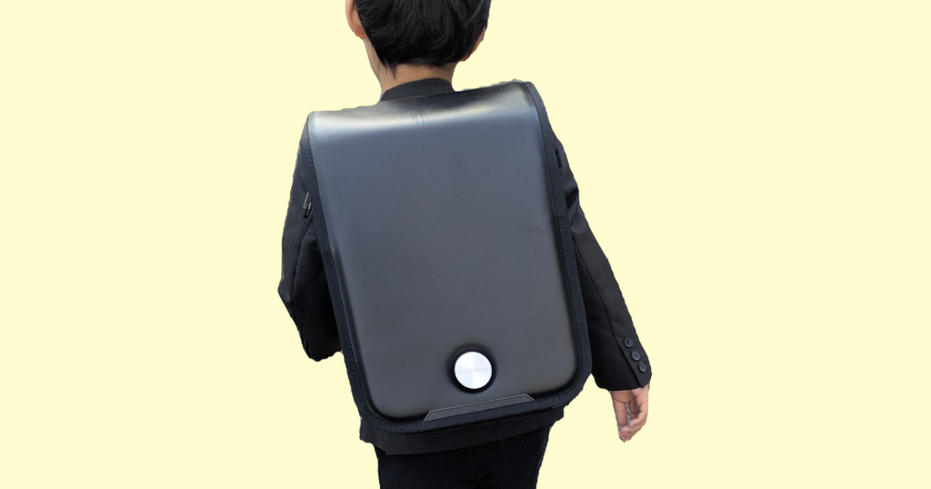 エルゴランセルを背負って入学式に向かう小1の息子の写真